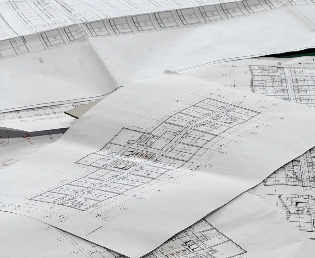 Ausgebreitete Architekturpläne mit Grundrissen auf einem Tisch